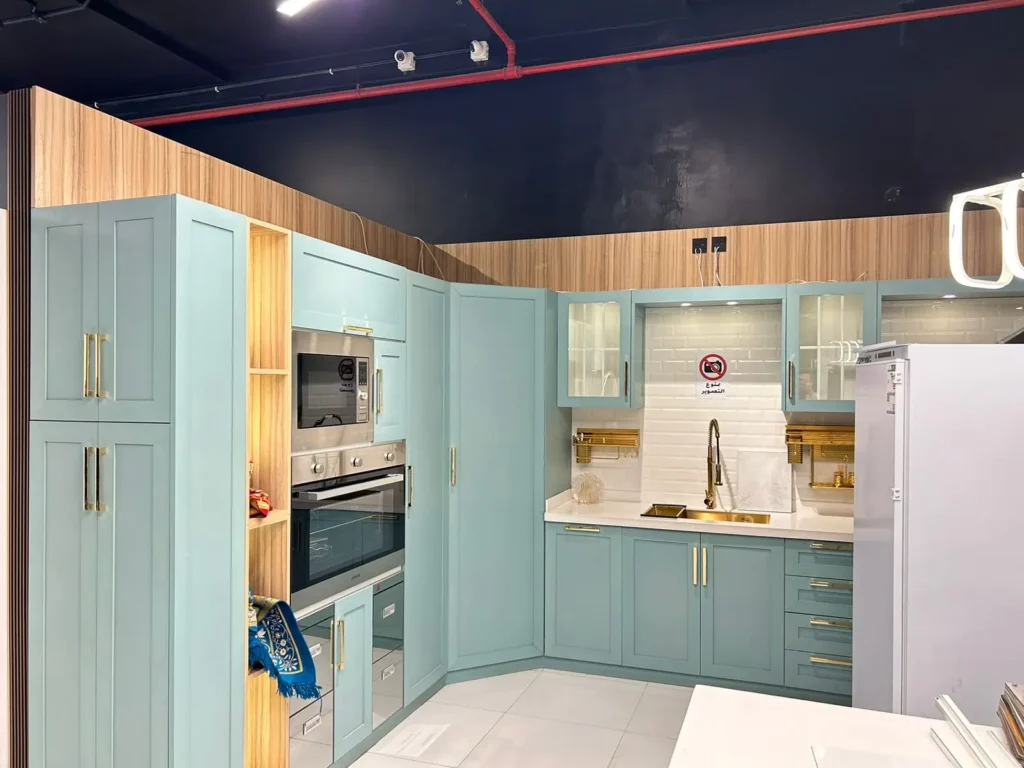 مطبخ ألمنيوم كلاسيكي بتصميم أنيق في الرياض مع خزائن متعددة ومقابض ذهبية